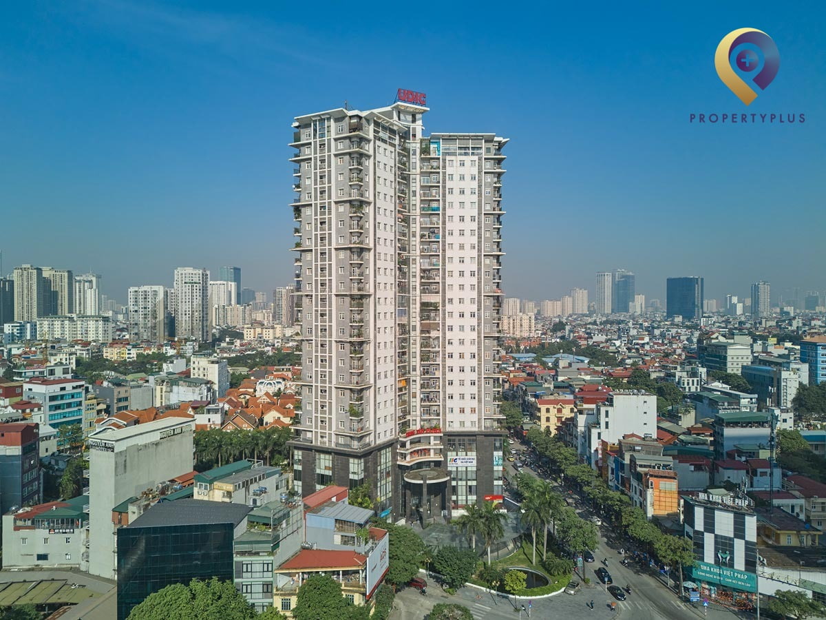 Toàn cảnh tòa nhà Trung Yên Plaza nhìn từ trên cao với khu vực dân cư xung quanh